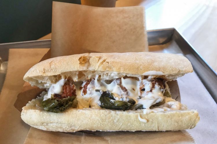 Panino con zampina, scarole sott'olio e maionese al limone