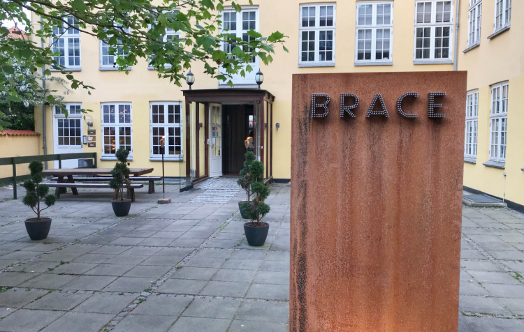 The entrance to the restaurant 
