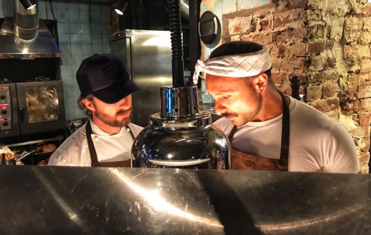 Diego Rossi e Federico Sisti al lavoro da Beef Zavod
