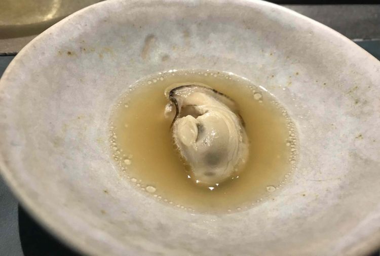 Oyster cooked in jamòn fat, with broth of jamòn
