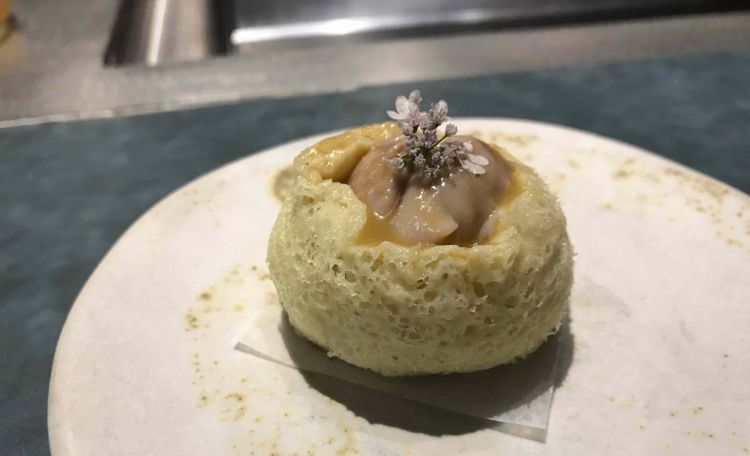 Tamal di coniglio: il cervello del coniglio viene cotto in escabeche, poi servito con brodo di coniglio in un soufflè di tamal
