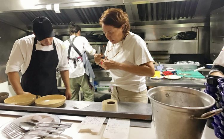 Leonor Espinosa al lavoro nella cucina di Misia
