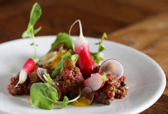 Tartare di Black Angus affumicato con rapanelli, rafano e foglie di senape: uno dei piatti della Social Eating House