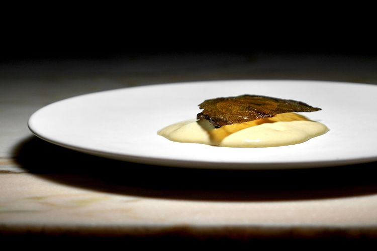 Sogliola alla mugnaia: protagonisti i condimenti, quindi il prezzemolo crudo condito con olio e limone, i capperi, il limone ghiacciato. Regalano le nuances alla pelle della parte cieca della sogliola, cotta al vapore. La pelle dorsale viene invece vetrificata. Con le lische si ottiene un grasso di pesce utilizzato per realizzare una salsa bernese un po’ acidula. Capolavoro. Segue un classico della ristorazione d'antan, il sorbetto tra carne e pesce, in questo caso un sorbetto di limone e alloro