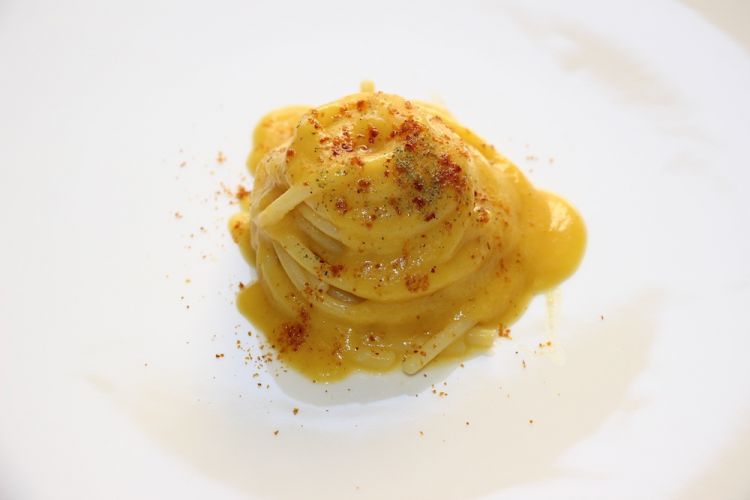 Pasta al pomodoro: Spaghettone Benedetto Cavalieri, datterino giallo, peperoncino e origano
