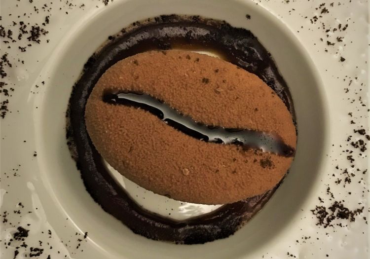 Solo un chicco di caffè: chicco di gianduia con cuore di caffè espresso in crosta di cioccolato
