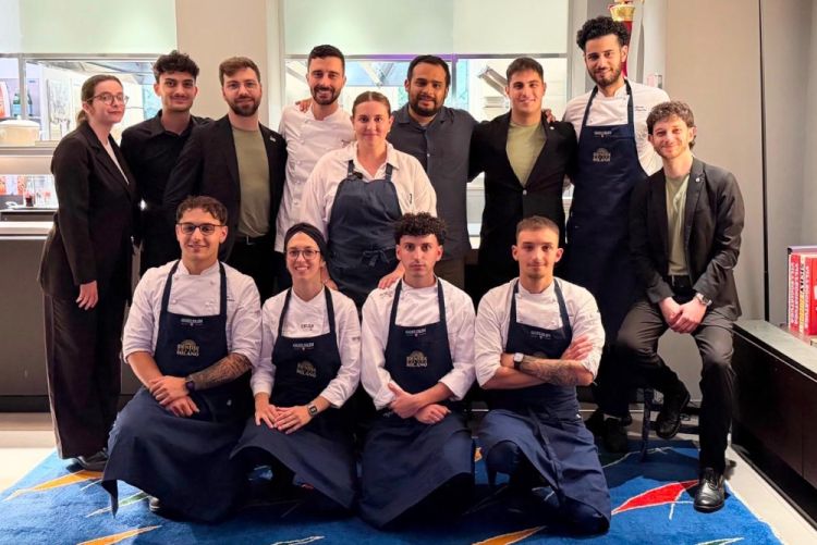 Francesca Ferreyros e Jorge Muñoz con le brigate di sala e cucina dell'hub
