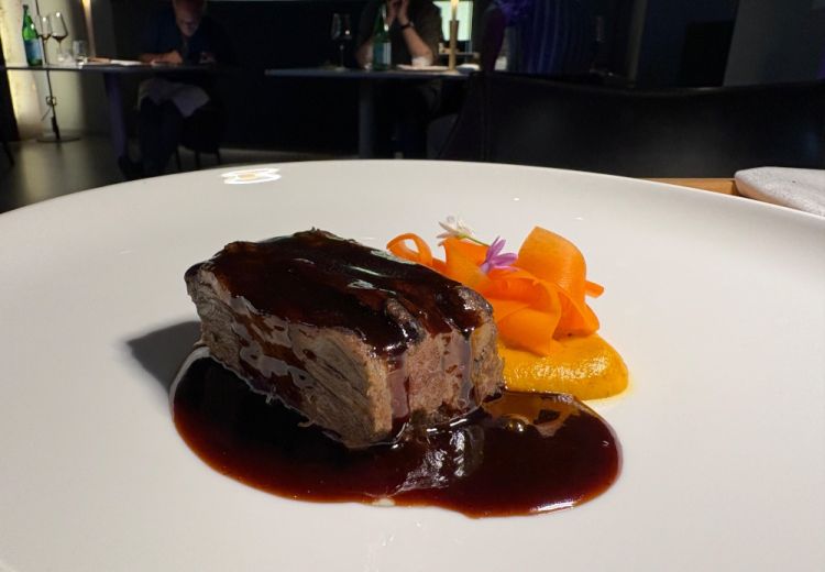 Manzo e carote - Brisket cotto a bassa temperatura, demi-glace speziata, carote