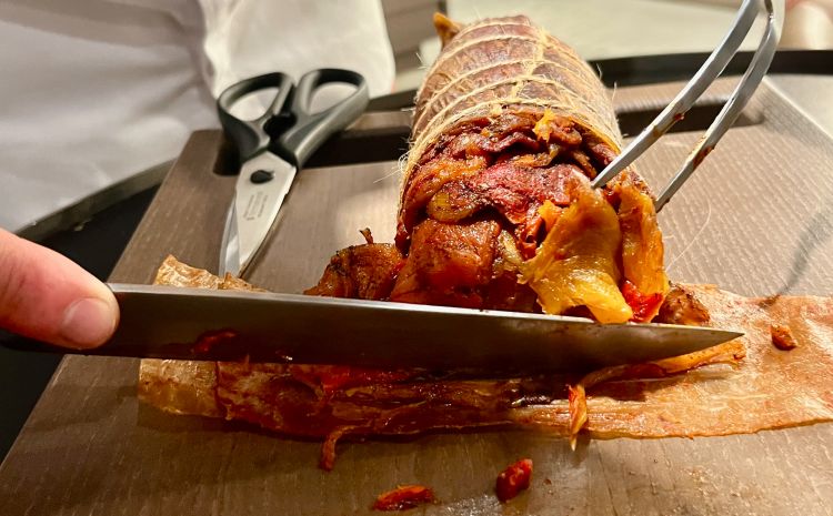 ...l'esperimento più buono, una soppressata vegetale, cioè una vescica di maiale che trattiene prevalentemente dei peperoni di Carmagnola, prima sfiammati e messi a marinare per una notte nelle spezie Cajun, cumino e coriandolo. Con l'acqua di cottura residua si fa una laccatura-caramello. Irresistibile, dura fino a 10 giorni "ma vediamo se può spingersi anche oltre", spiega il cuoco