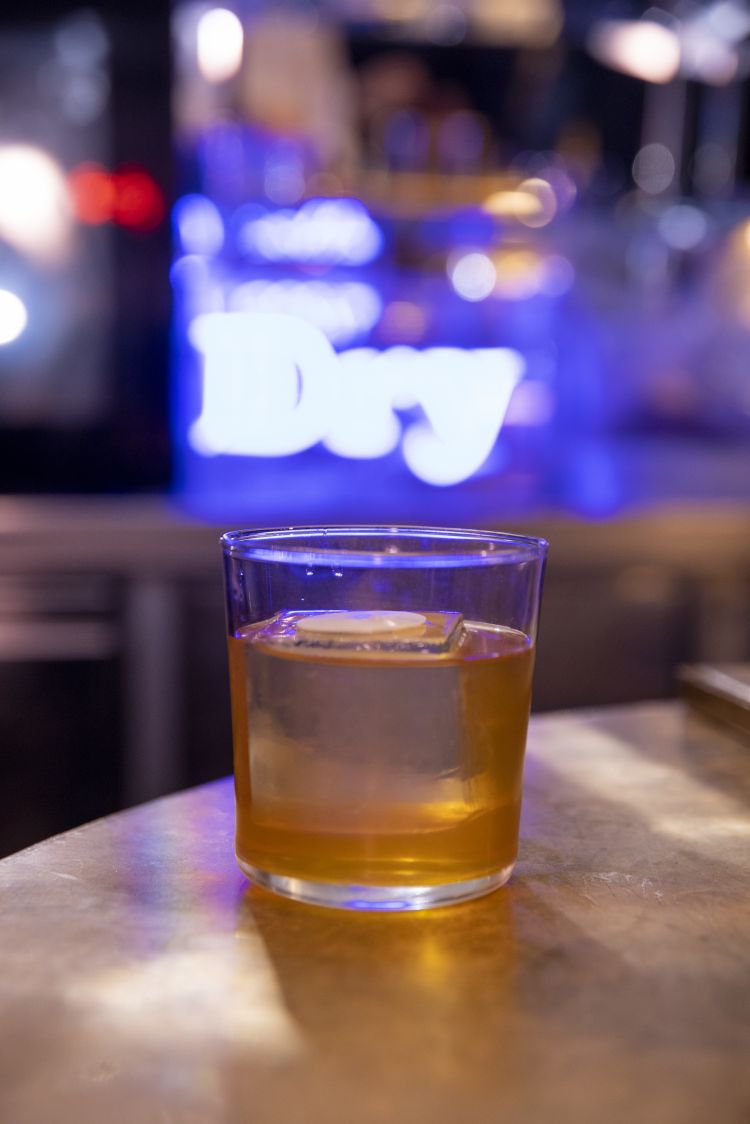 Soraya è il drink presentato da Abi El Attoui, bar manager di Ceresio 7, a base di Appleton 12, Russel Bourbon, coffee, passion fruit, vanilla, soya whey