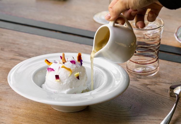 Sorbetto di mela fresca al rabarbaro, un tocco rinfrescante che anticipa l’arrivo del Tiramisù con granella di amaretto. Photo credits @Riccardo Andreatta