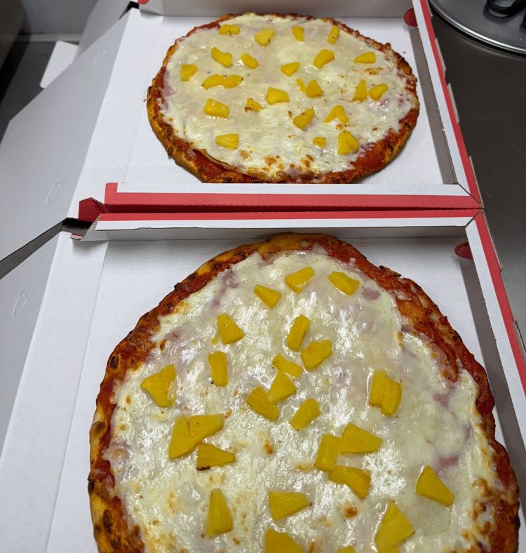 In menu anche una linea di pizze American style con la Hawayana con l'ananas a fare da capofila. «Chi la critica - spiega Sorbillo - è perché non ha ancora assaggiato la mia»