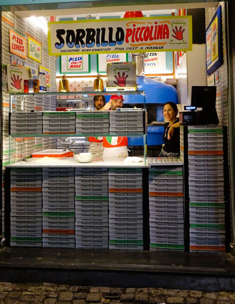 Sorbillo Piccolina, l'ultima idea nata dalla mente di Gino: in via San Biagio dei Librai ecco la pizza dalle dimensioni nuove: né a portafoglio né come la tradizionale, ma una media