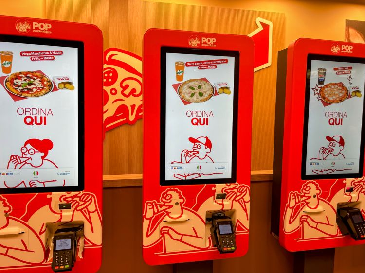 Come al Mc Donald's, anche da POP la scelta, l'acquisto e il pagamento del menu avviene attraverso totem digitali: procedimento veloce, servizio snello, niente camerieri ed attese