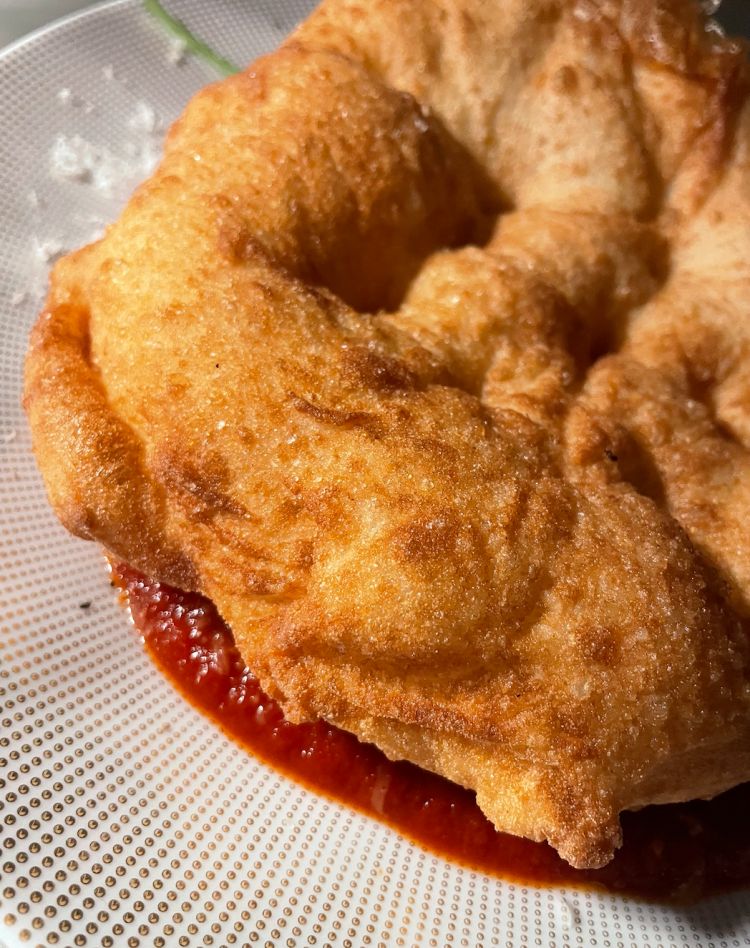 L'iconica pizza fritta di Concettina, la&nbsp;Sott'ngopp
