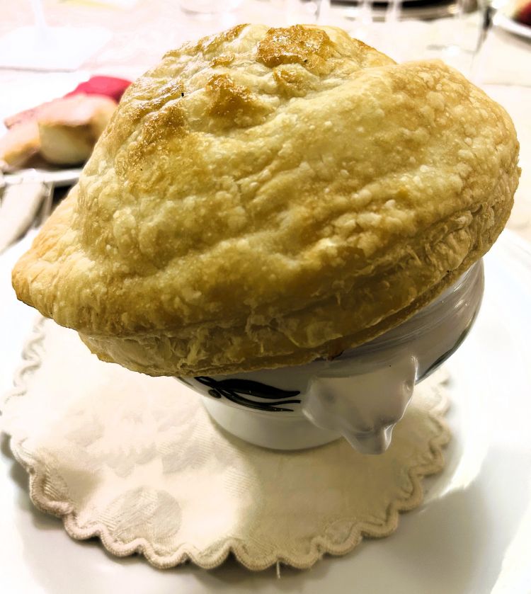 La Montanella&nbsp;ad Arqu&agrave; Petrarca &egrave; un ristorante di grande tradizione famigliare,&nbsp;tra i pi&ugrave; grandi in Veneto con&nbsp;200 coperti. Giorgio e Biancarosa hanno fatto un importante lavoro di valorizzazione della cucina padovana, rispolverando ricette anche del '400. Se volete provare qualcosa di raffinata golosit&agrave; chiedete la Zuppa di porcini e tartufo nero in crosta di sfoglia
