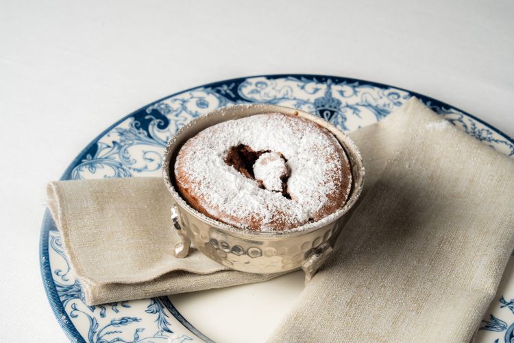 Souffl&egrave; al cioccolato fondente, spezie, mirtilli, melograno&nbsp;
