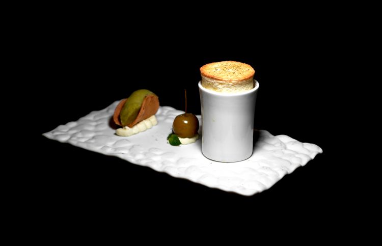 Dopo il pre-dessert (Gel di uva, lampone farcito con pralinato di pinoli, salsa di caramello salato, sorbetto al limone, cioccolato soffiato) ecco Soufflé alle mele, inserto di cannella, meletta di Marzadro sotto grappa, cialda di mela, sorbetto alla mela e menta, dragoncello
