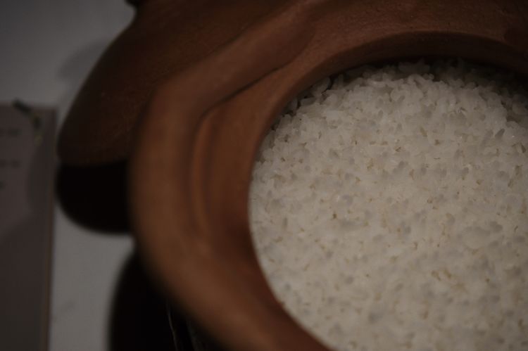 Riso jasmine del Sud cotto al vapore su carbone, acqua minerale di Ranong