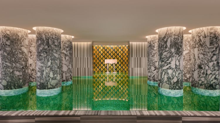 La piscina coperta di 20 metri della Spa, decorata con mosaici scintillanti ispirati ai motivi delle celebri Terme di Caracalla

