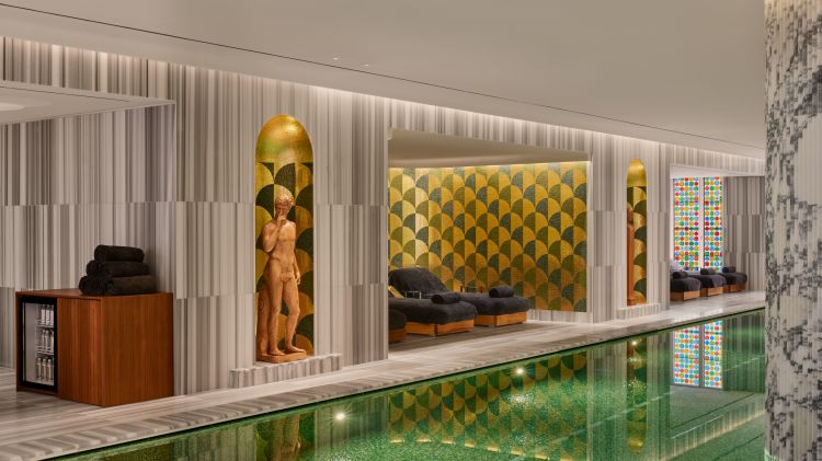 Scorcio della piscina coperta di 20 metri della Spa, decorata con mosaici scintillanti ispirati ai motivi delle celebri Terme di Caracalla
