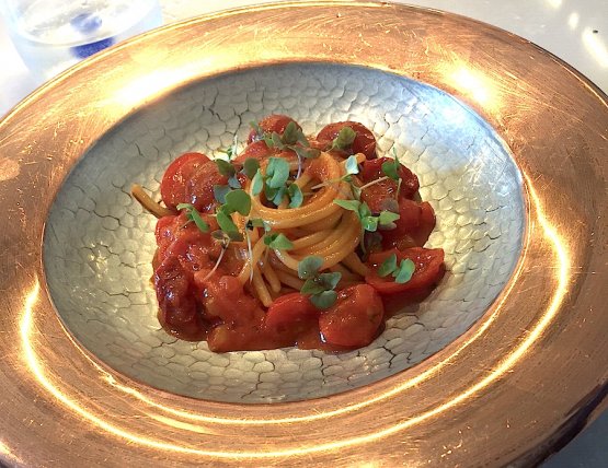 Spaghettoni Gerardo Di Nola ai cinque pomodori, piatto capolavoro di Nino Di Costanzo sull'isola d'Ischia e ovunque si trovi ai quattro angoli del mondo. Nessun'altro piatto incarna l'Italia come la pasta al pomodoro
