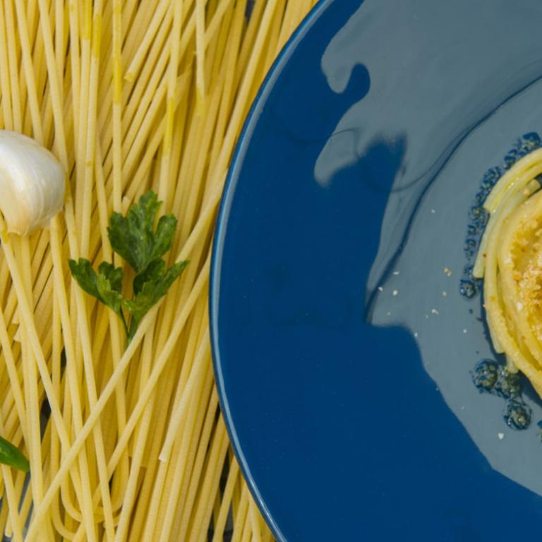 Spaghetti aglio, olio, peperoncino e muddica atturrata
