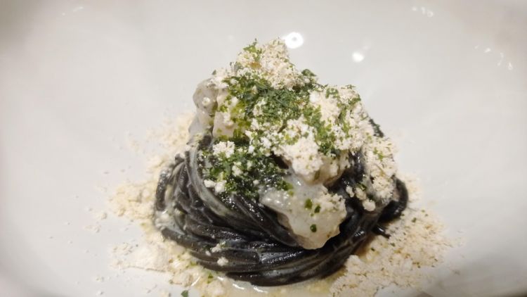 Spaghetti al nero “Monograno Felicetti” con mandorla e iodata di ostriche
