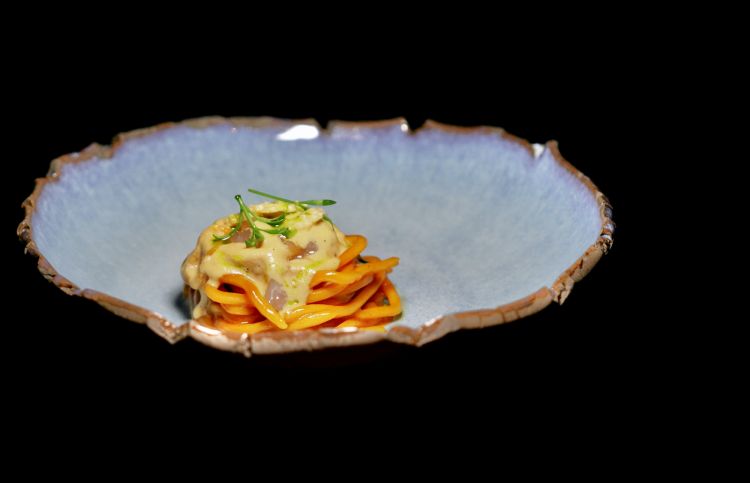 Spaghetti alla chitarra, pannocchie, canocchie: pasta all’uovo fatta in casa, salsa di crostacei, mais, canocchie servite crude
