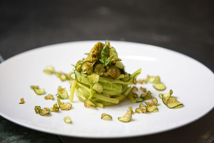 Gennaro Esposito rende omaggio alla specialità di mamma, gli Spaghetti alla Nerano, esaltati da ingredienti semplici che insieme creano sapori e profumi immortali
