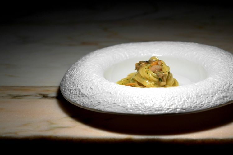 Un piatto a staccare: Spaghetto alle vongole. Resta inalterato sia nel menu classico che in quello creativo, come rilettura nel primo caso e come momento di pausa nel secondo. Viene sfumato con una Vernaccia di Oristano invecchiata 28 anni (lo chef è di Oristano). Piatto molto piacevole anche se della Vernaccia si percepisce solo un accenno