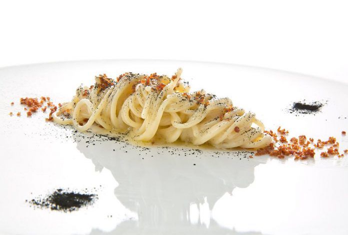 Spaghetti al barbecue cotti in estrazione di prosciutto di Cuneo, piatto firma di Mammoliti
