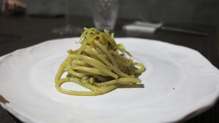 Spaghetti con colatura di alici e pistacchi (foto passionegourmet.it)
