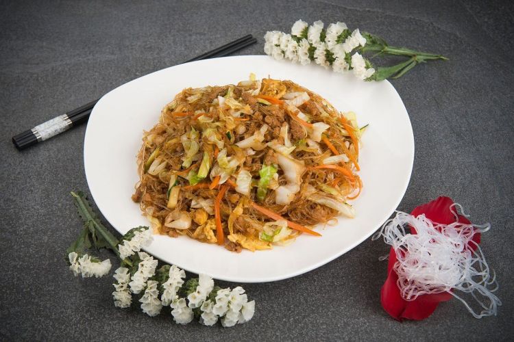 Spaghetti di soia saltati con carne di maiale e verdure
