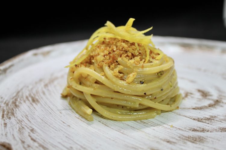 Spaghettone, colatura di alici, limone candito, pistacchi e pane aromatizzato, il Capolavoro italiano andato in onda il 29 settembre a Striscia la notizia
