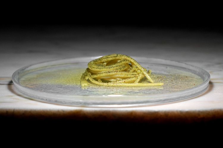 Finale con lo Spaghetto freddo con polveri di rosa, geranio, elicriso ed erbe. Da mangiare con le mani