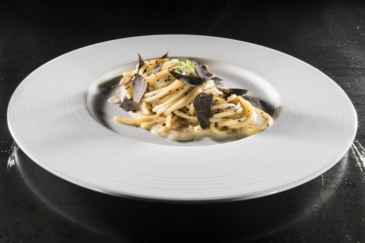 Spaghetti fumè, fagioli cannellini di Atina e tartufo nero di Norcia, il piatto presentato da Colonna a Identità Milano 2018
