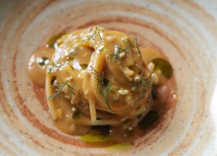 Spaghetti al pomodoro, ostrica, cipollotto arrosti
