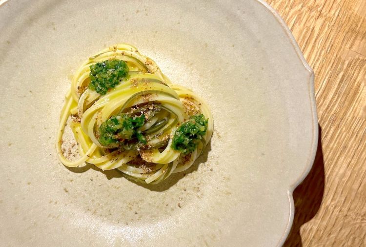 Ceviche, mais, spaghetti: piatto dall’Italia al Sudamerica. La pasta è fredda, acidula, condita con succo di mais lattofermentato, alghe come fossero spaghetti, semi di coriandolo tostati, poi pestato di jalapeño, prezzemolo, lime e rape dell'orto di Ardea, infine olio al cipollotto