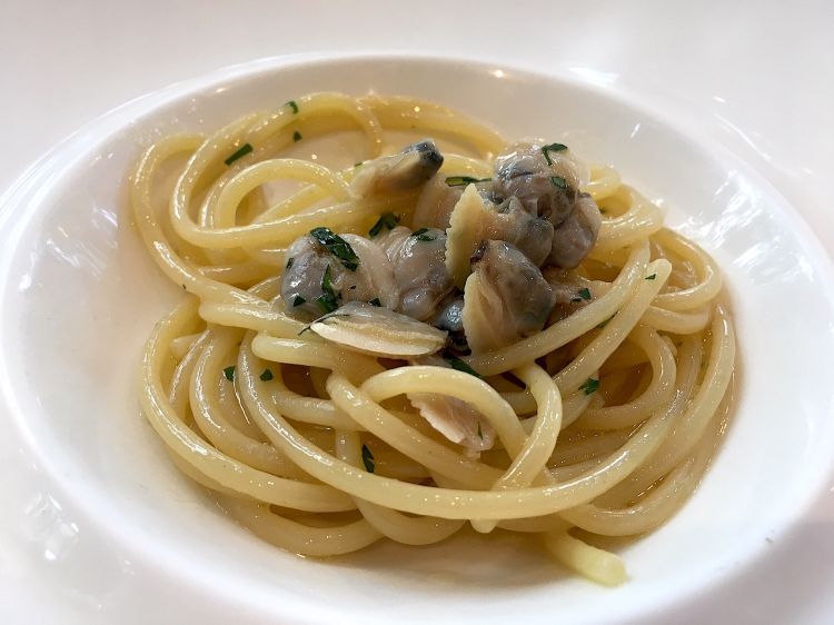 Due piatti classici di Chinappi: Spaghetti con le vongole...
