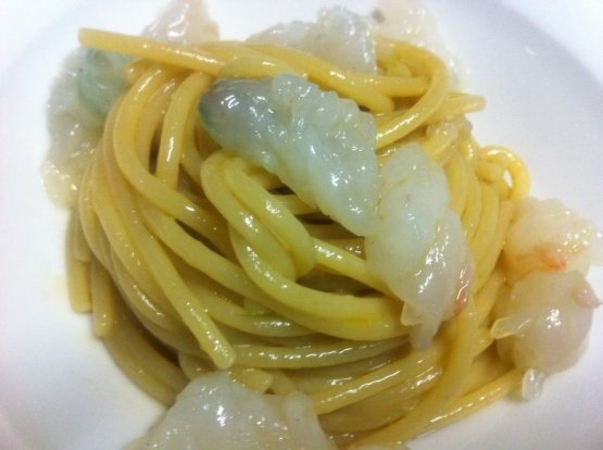 Spaghetti al fegato di seppia, scorzetta di limone e polpa di scampi