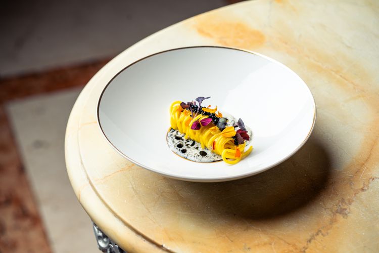 Spaghettino allo zafferano, finocchio alla brace, aringa affumicata e sesamo nero