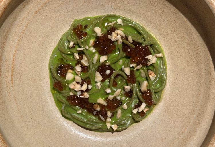 Spaghettino freddo di grano saraceno con salsa di agretti, olio di nocciola, nocciola Piemonte e uova di trota
