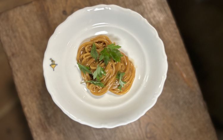 Spaghettino con ristretto di acqua di pummarola, panna e artemisia: &laquo;La mia mamma, quando mi faceva la pomarola, era un rito che andava avanti nel tempo, nel senso che magari me la faceva mangiare anche due o tre giorni di seguito. Il terzo giorno usava un trucco: ci aggiungeva la panna fresca, mischiava e mi sembrava un'altra roba, era molto appetitosa. Qui ci abbiamo messo al posto del burro la panna fresca, appunto, e l'artemisia. &Egrave; una salsa di soia italiana, non c'&egrave; neanche il sale, e l'artemisia funge da basilico, con forza impattante&raquo;
