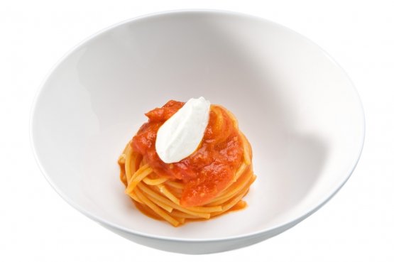 Spaghetti al pomodoro, buccia di limone e formaggi