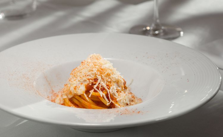 Spaghetti al pomodoro Roma, rafano fresco e taleggio di capra
