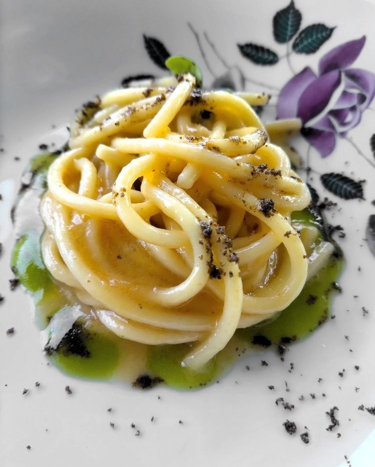 Spaghettone Massi, burro di sarda di lago affumicata e caviale di aringa: un primo piatto di creatività e sapore