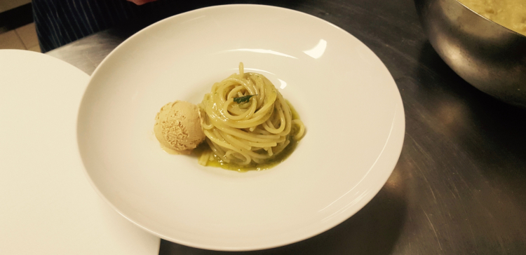 Spaghetto aglio, olio e gelato allo scoglio
