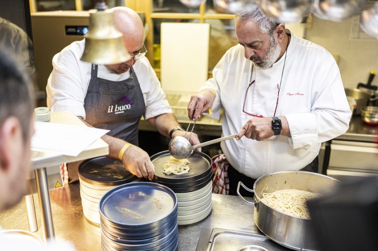Peppe Aversa, de Il Buco di Sorrento, alle prese con il suo Spaghetto con caviale e limone