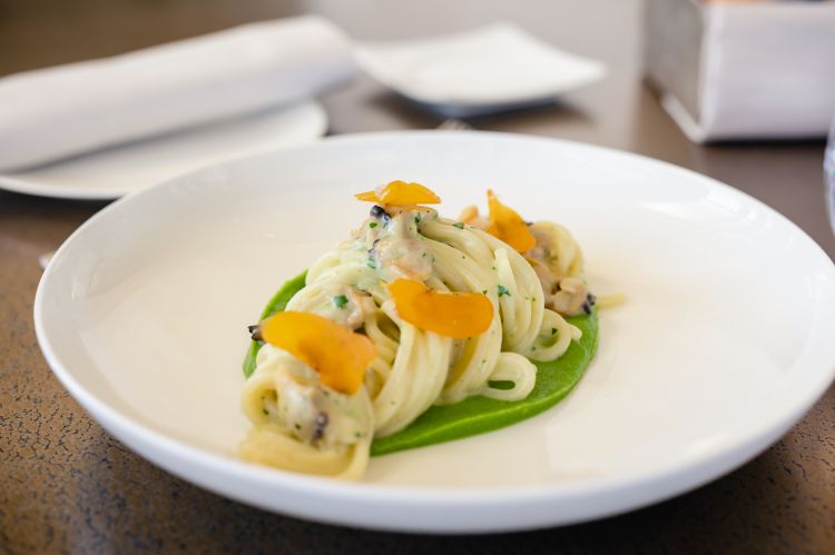 Spaghetti alle vongole, bottarga e crema di broccolo
